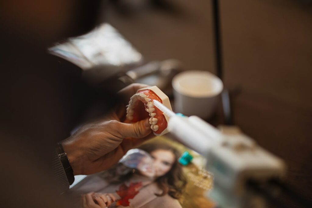 Un dentiste qui s'exerce lors d'une formation sur le composite injectable