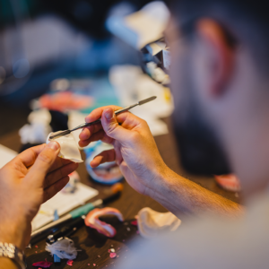 Prothèse amovible au quotidien : modification et amélioration au fauteuil